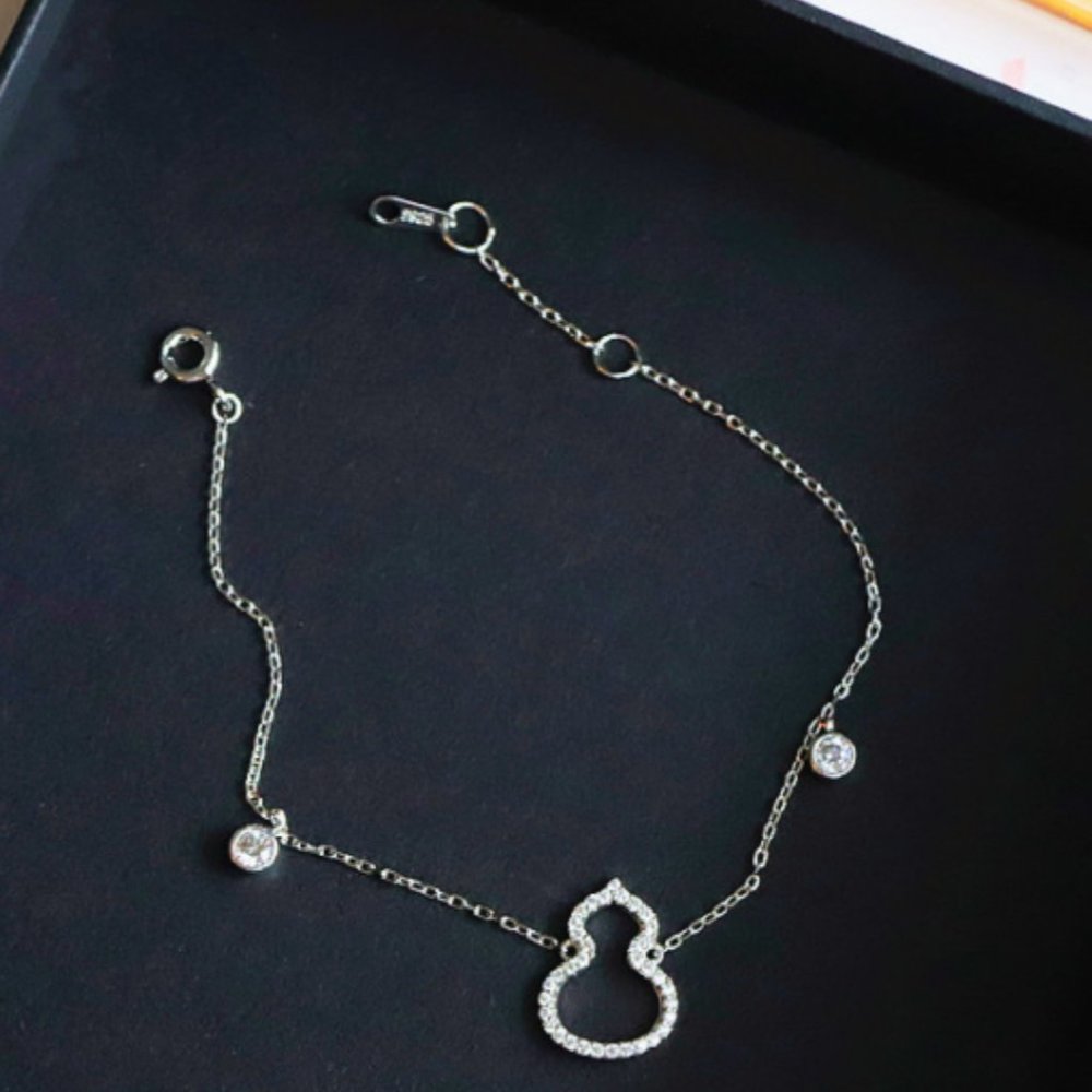 925 sterling silver bracelet set with diamonds